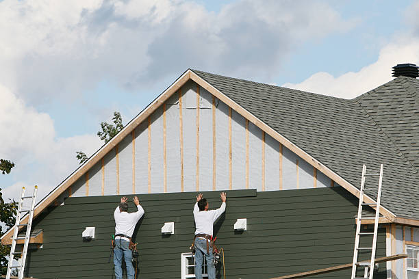 Professional Vinyl Siding technician working in Roanoke, TX